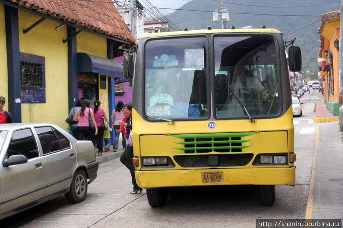 Автобус на узкой улочке в Мериде Мерида, Венесуэла