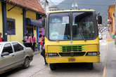 Автобус на узкой улочке в Мериде
