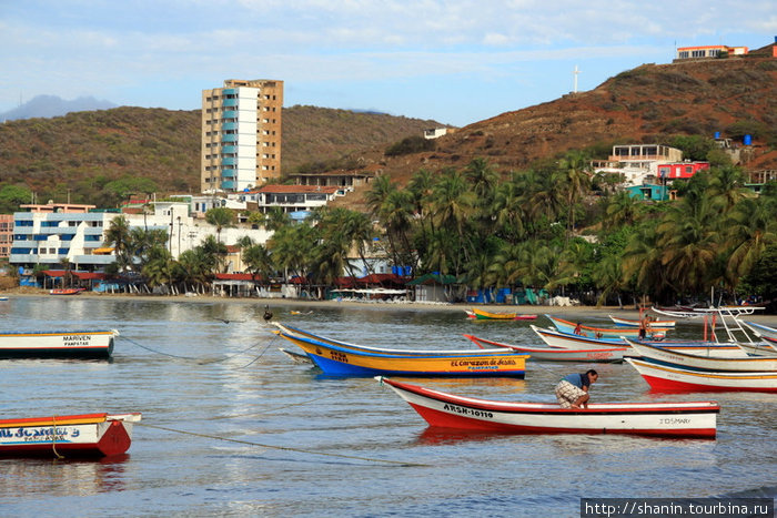 Лодки у берега Пампатар, Венесуэла