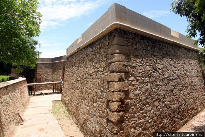 Угол стены замка и крепостной ров Пампатар, Венесуэла