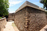 Угол стены замка и крепостной ров
