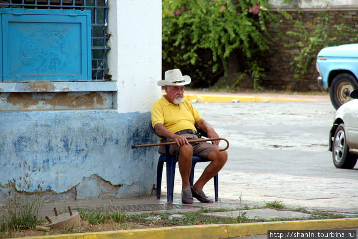 Пенсионер на стуле Порламар, Венесуэла