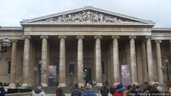 Вход в Британский музей. Посередине видно охранников: темнокожий и седовласый. Лондон, Великобритания