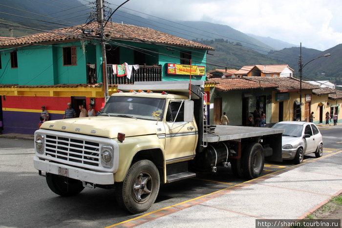 Грузовик припаркован на площади Табай, Венесуэла
