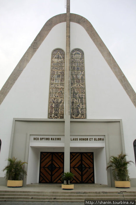 Вход в церковь Сан-Фернандо-де-Апуре, Венесуэла