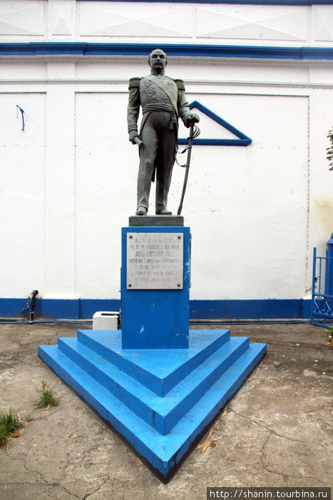 Памятник на синем постаменте Сан-Фернандо-де-Апуре, Венесуэла