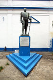 Памятник на синем постаменте