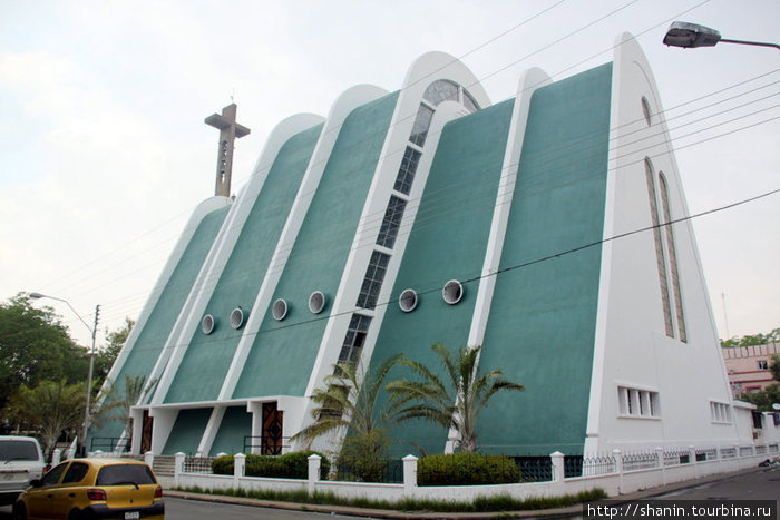 Церковь — вид сзади Сан-Фернандо-де-Апуре, Венесуэла