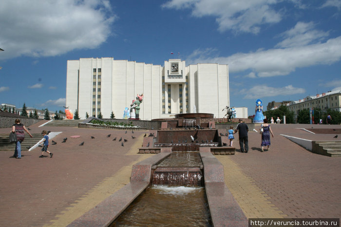Белый дом правительства на Советской площади. Саранск, Россия