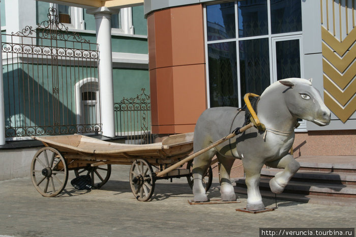 Смешная лошадь у Россельхозбанка. Саранск, Россия