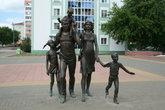 Памятник семье установлен на Соборной площади в 2003 году.