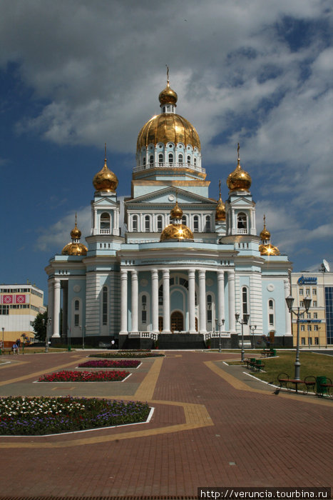 Самое высокое место городского центра. Здесь до революции размещался Петропавловский монастырь. В 2002 году было принято решение превратить перекресток в новую Соборную площадь.