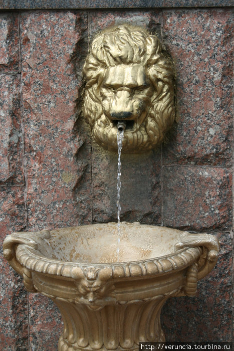 В жару, в Саранске, почти, как в Италии, можно напиться чистой воды из фонтанчика-льва.