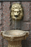 В жару, в Саранске, почти, как в Италии, можно напиться чистой воды из фонтанчика-льва.