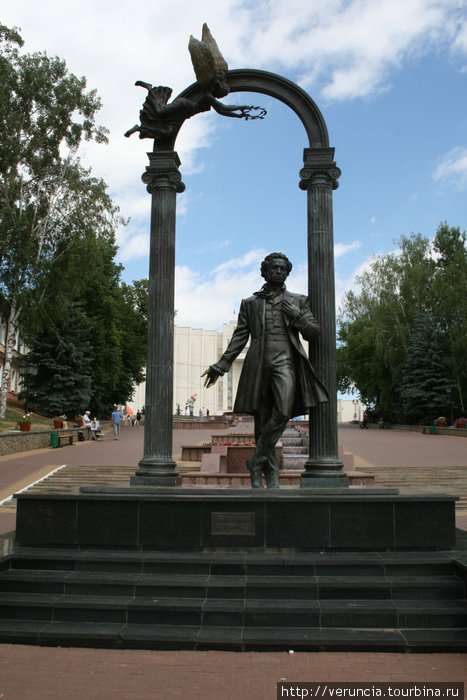 Памятник Пушкину на Московском спуске. Саранск, Россия
