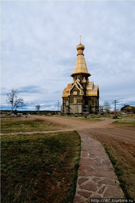 Дорога к храму выложена местным красным плитняком Республика Карелия, Россия