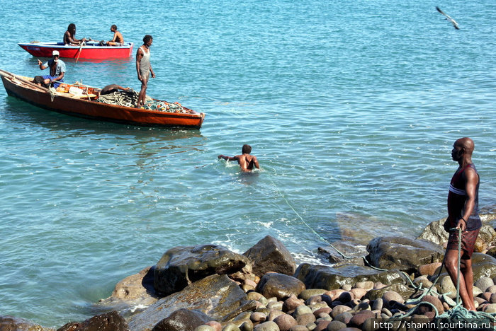 Лодка с рыбой идет к берегу Гояве, Гренада