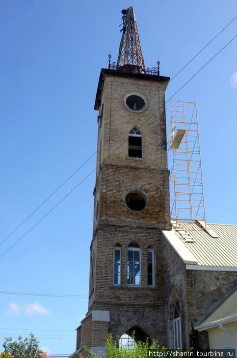 Колокольня ремонтируемой церкви Гояве, Гренада