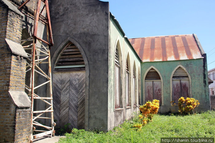 Закрытая на ремонт церковь Гояве, Гренада