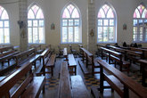 Ряды скамеек в церкви Святого Петра