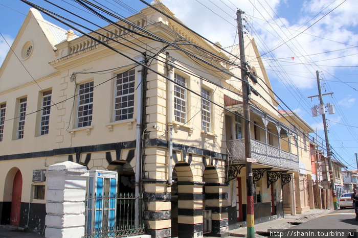 На центральной улице Гояве, Гренада