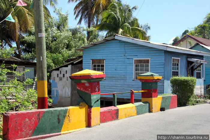 Забор покрашен в цвета национального флага — патриотизм! Гояве, Гренада