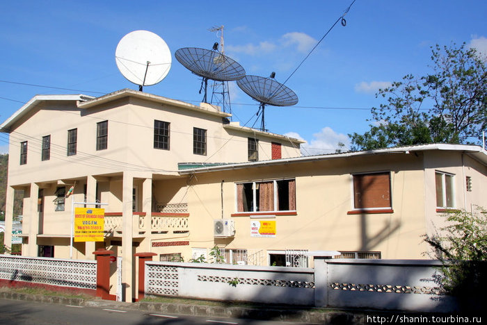 Дом со спутниковыми антеннами Сент-Джорджес, Гренада