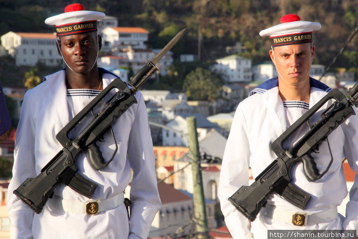 Черный и белый — оба французские моряки Сент-Джорджес, Гренада