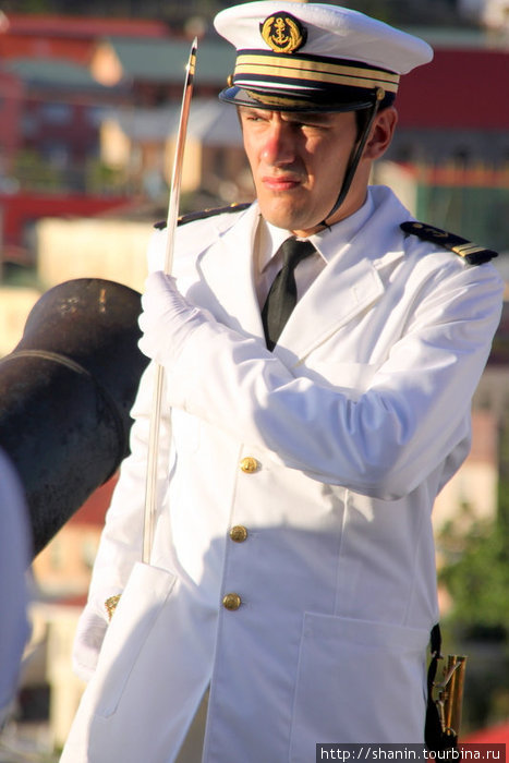 Офицер с французского корабля командует мини-парадом Сент-Джорджес, Гренада