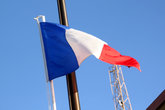 Французский флаг снова развивается над фортом