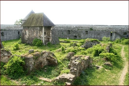 Остатки укреплённого монастыря