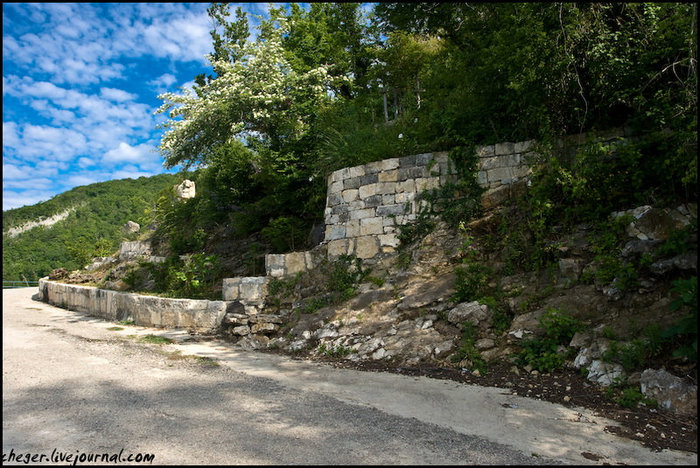 В некоторых местах реставрировали стену — это сразу бросается в глаза Новый Афон, Абхазия