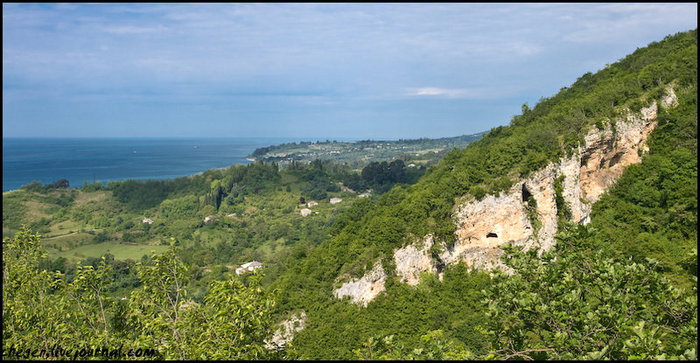 Весь склон соседней горы усеян пещерами Новый Афон, Абхазия