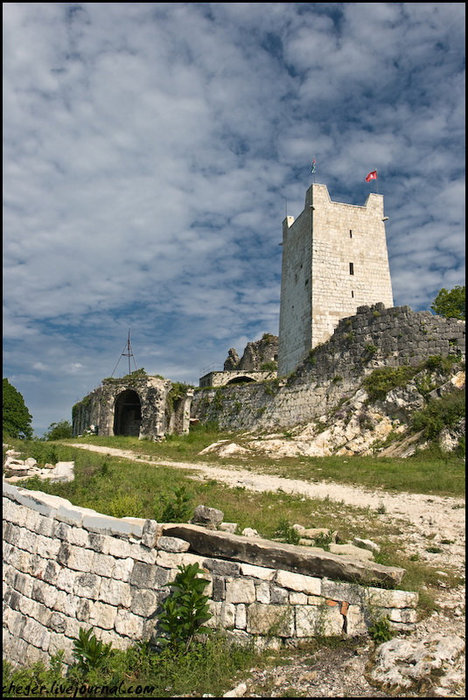 Вид на башню, недавно восстановленную. Ещё три года назад она была в треть своей нынешней высоты Новый Афон, Абхазия