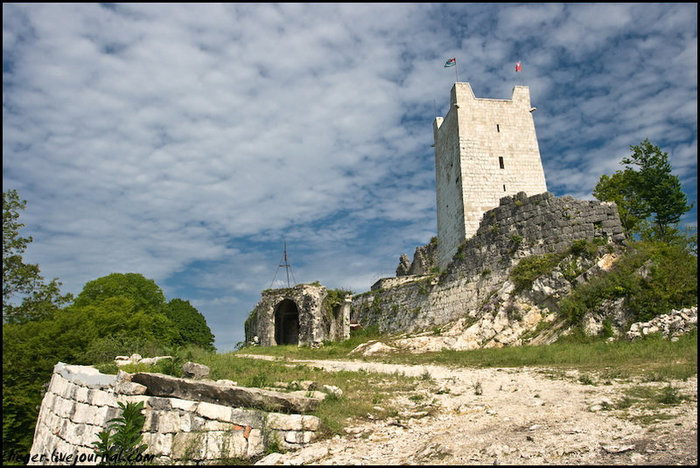 На башню можно подняться, оттуда открывается шикарный вид на горы и Новый Афон Новый Афон, Абхазия