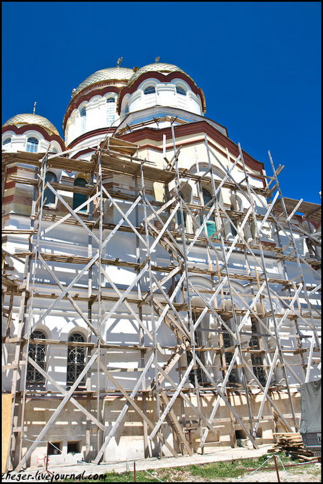 Пантелеймоновский собор, самый большой собор в монастыре, тоже реставрируется Новый Афон, Абхазия