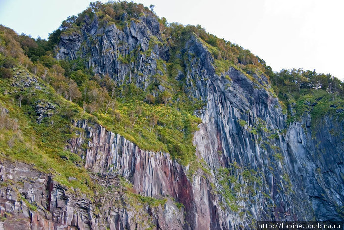 Смотрим на скалы Сиретоко с моря Национальный парк Сиретоко, Япония