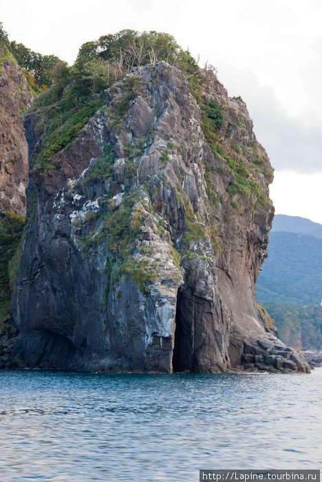 Поплыли: скала-слон Национальный парк Сиретоко, Япония
