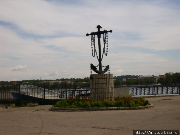 Памятник Якорь на набережной пруда. Воткинск, Россия