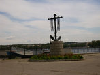 Памятник Якорь на набережной пруда.