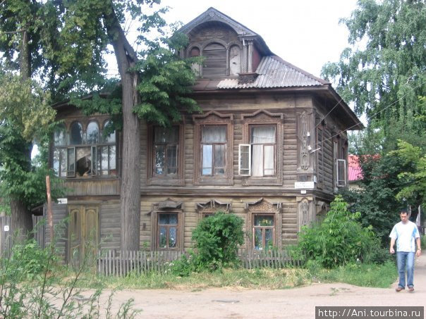 памятник деревянному зодчеству — жилой дом в центре города. Воткинск, Россия