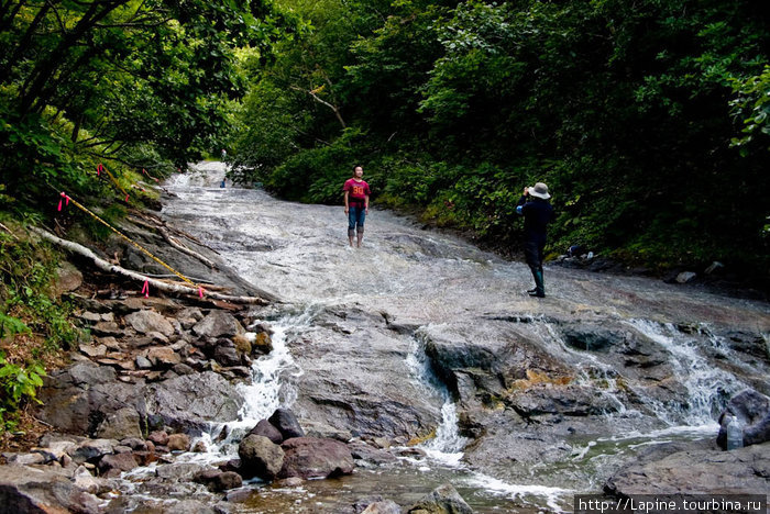Редкие туристы покоряют водопад Камуивакка. Национальный парк Сиретоко, Япония