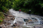 Редкие туристы покоряют водопад Камуивакка.