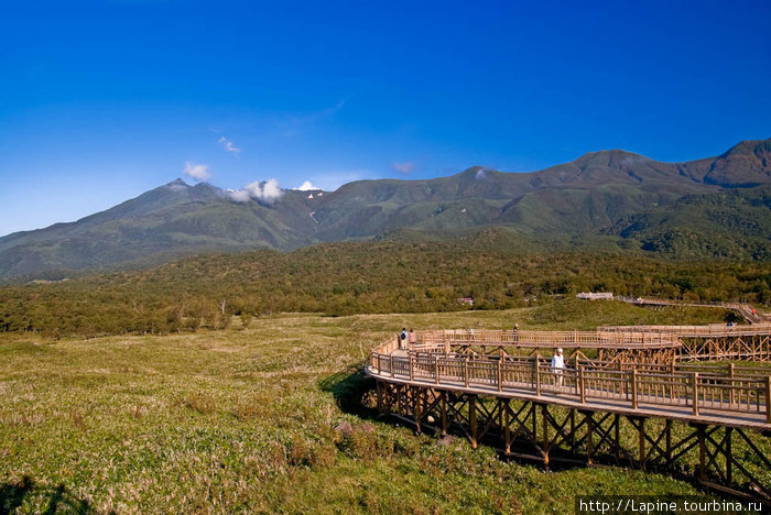 Номер 2: горная цепь с горой Ио слева Национальный парк Сиретоко, Япония