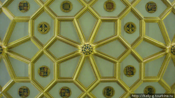 И еще раз потолок в гербами Генриха Восьмого Лондон, Великобритания