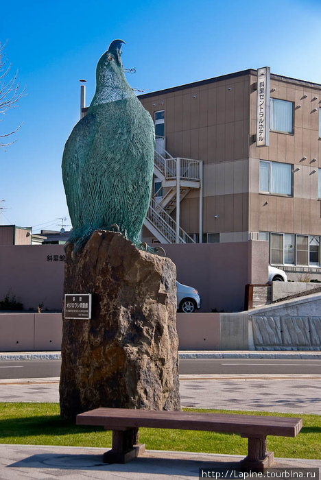 Памятник  птице у стании Сиретоко-Шари Префектура Хоккайдо, Япония