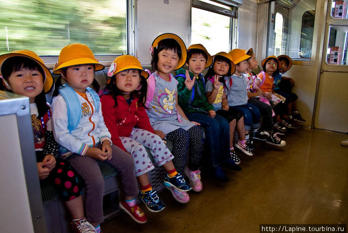 Японские дети (по центру — старшая помощница) Префектура Хоккайдо, Япония