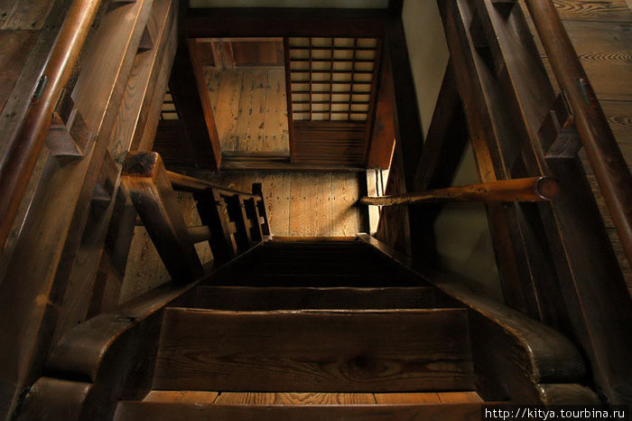 По лестницам в замке страшно спускаться. Увадзима, Япония