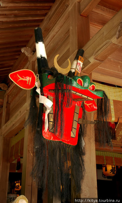 Эта маска бычьего демона будет потом участвовать в параде. Увадзима, Япония