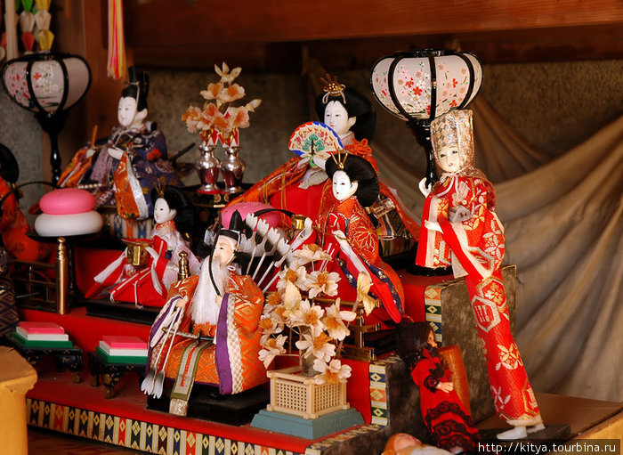 Маленькая часовня, склад старых кукол (ненужных кукол здесь не выкидывают, чтобы не обидеть, а сдают в храмы). Увадзима, Япония